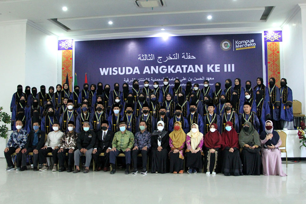 Para wisudawan dan wisudawati angkatan ke 3 Ma’had Hasan bin Ali, Universitas Muhammadiyah Kalimantan Timur (UMKT) (Foto: Ustadzah Khodijah Nur Tsalis )