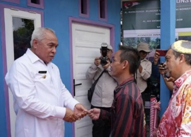 Gubernur Isran Noor serahkan bantuan rumah layak huni bagi warga Kutai Barat