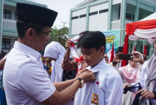 Wali Kota Balikpapan bagikan seragam sekolah gratis di SMPN 27