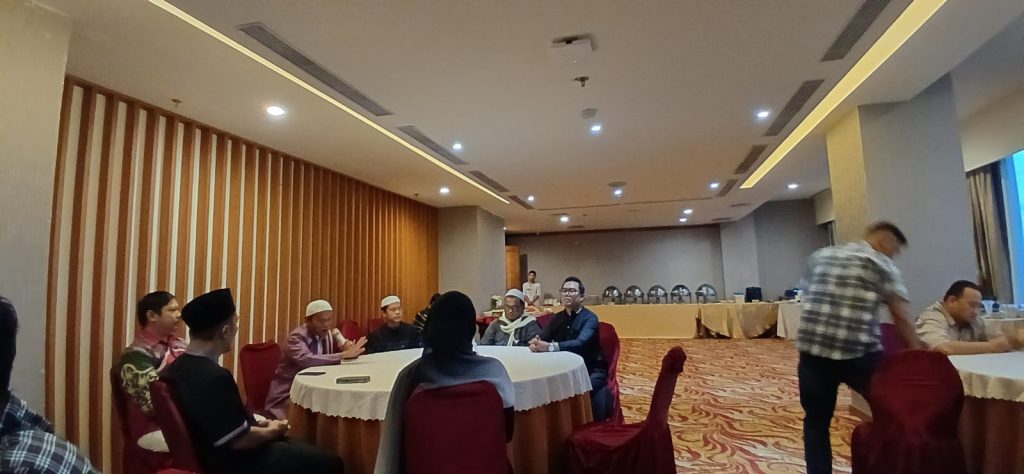 AKRAB. Suasana hangat terjalin manajemen Perumdam Tirta Kencana dengan awak media saat berbuka puasa bersama di Hotel Five.